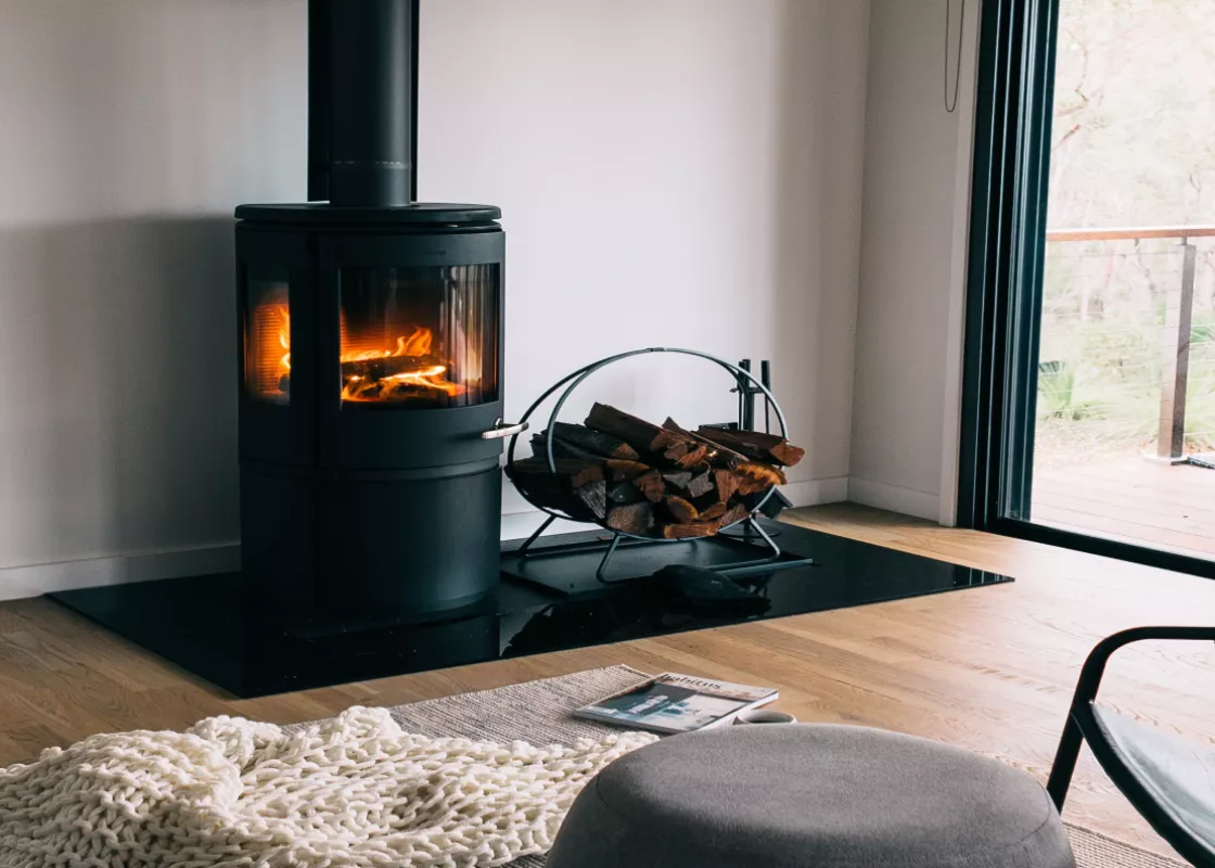 Salon lumineux avec poele à bois