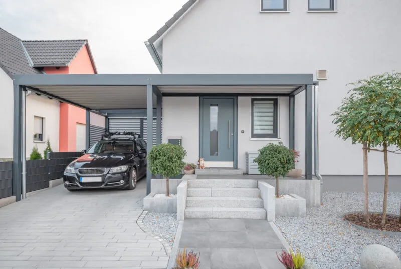 Moderner Stahlcarport an Einfamilienhaus