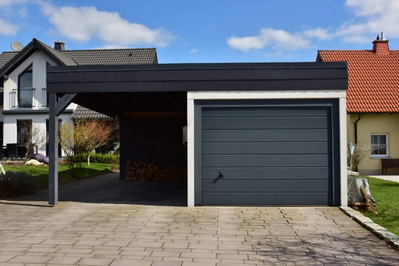 Moderne Beton Garage mit Automatik Tor in der Hauszufahrt