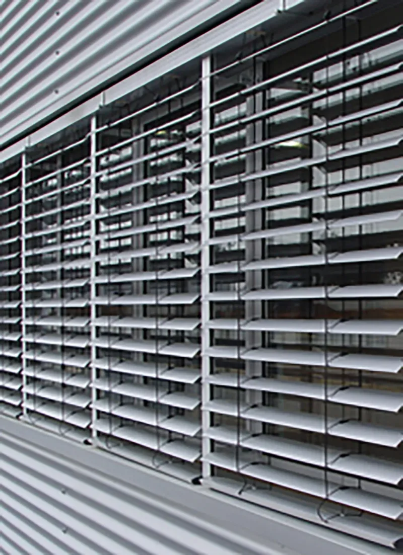 Stores extérieur Brise soleil orientabe BSO Bplast2